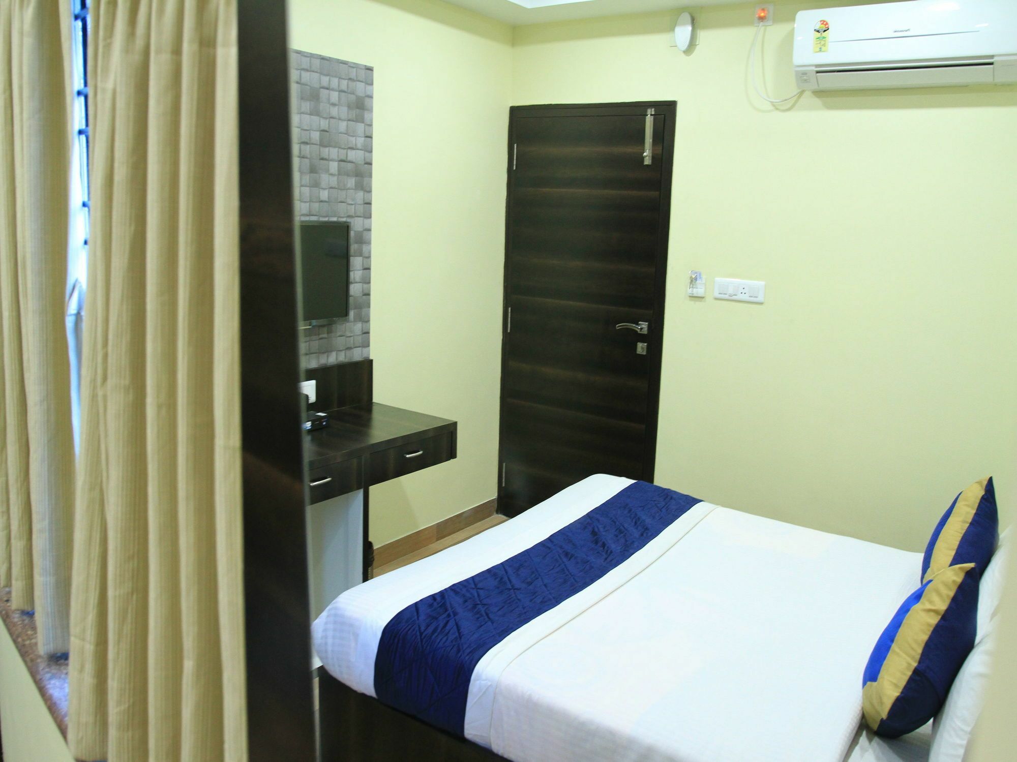 כלכותה Oyo 7790 Hotel Royal Height מראה חיצוני תמונה